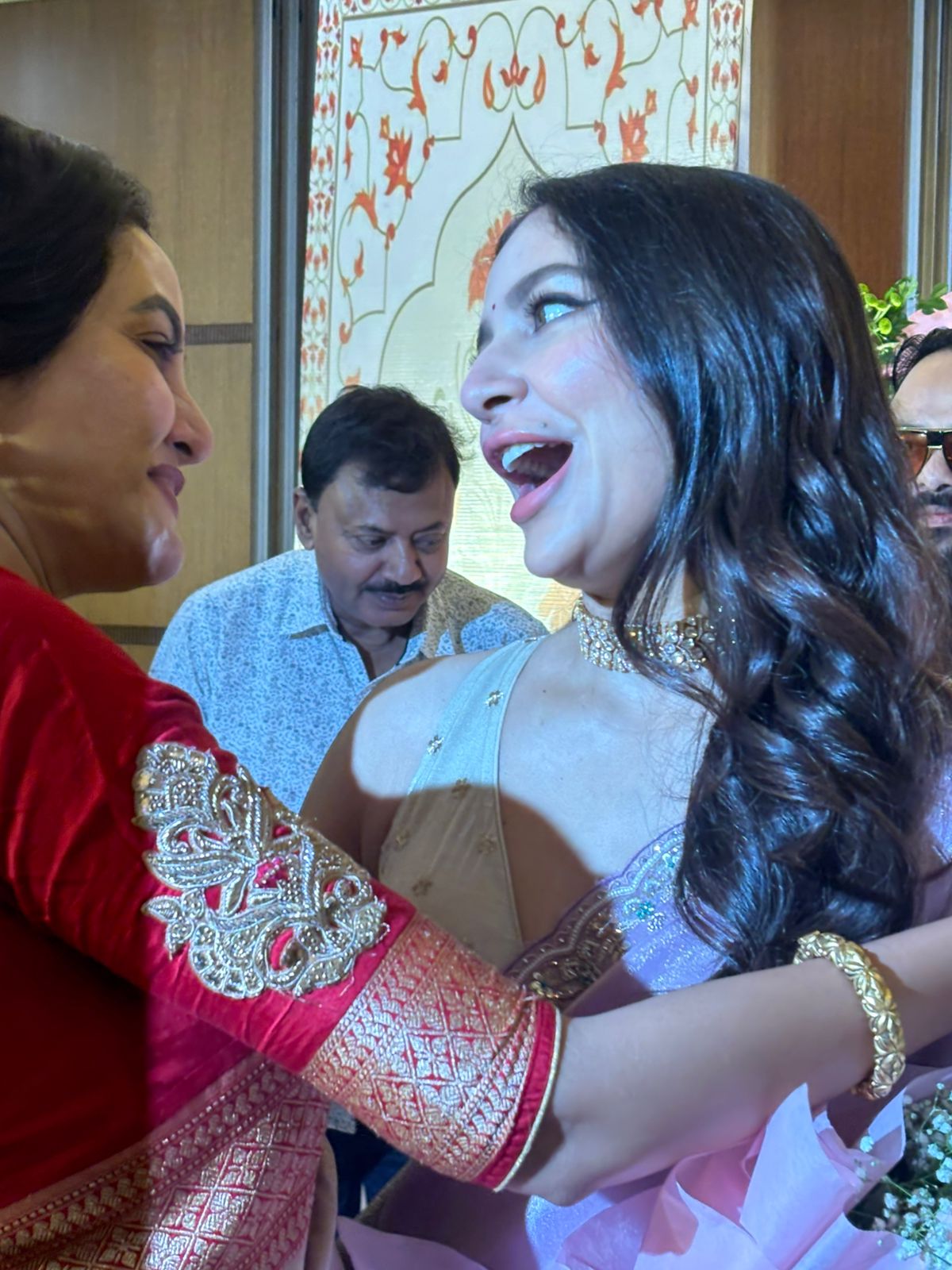 পরিচালকের মতে দীপা: “দীপা ভীষণ ইনস্পায়ারিং একটি চরিত্র,” বললেন কৌশিক, “যেখানে রয়েছে সামাজিক বার্তাও। আর এই চরিত্রে শুভশ্রী ছাড়া কাউকে ভাবতেই পারিনি। ওর মধ্যে মাতৃত্ববোধ আছে, নিষ্ঠা আছে, আগ্রহ আছে— যা এই ছবির জন্য একদম প্রয়োজনীয়।”
